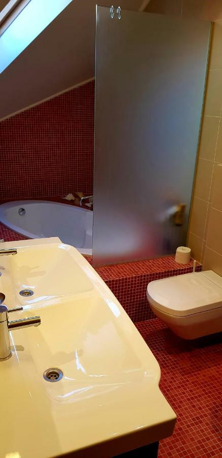 Exceptional Uzupis Bridge 3 Bedroom Apartment 빌뉴스 외부 사진