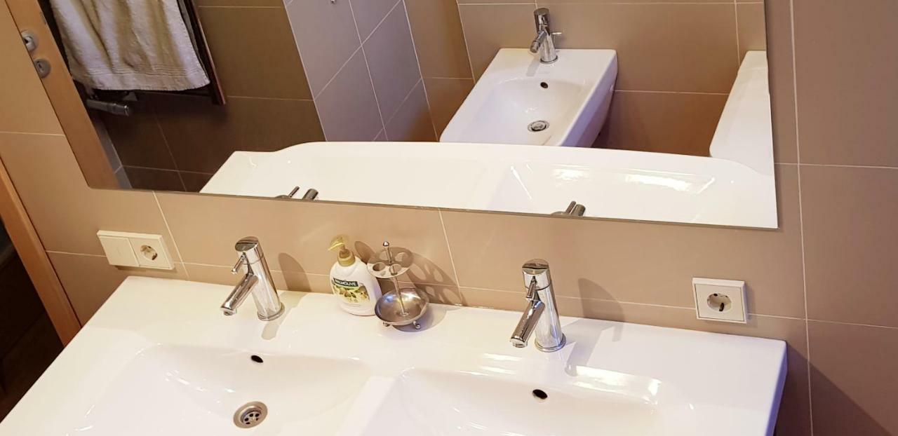 Exceptional Uzupis Bridge 3 Bedroom Apartment 빌뉴스 외부 사진
